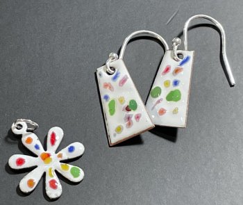 Create your own enamel jewellery on this workshop with Vitreus Art
