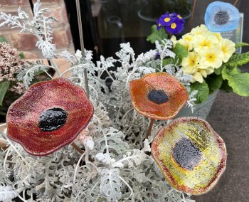 Make at least three beautiful glass flowers on this beginners course with Vitreus Art