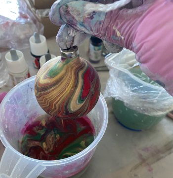 New Christmas bauble marbling with fluid art workshops at Vitreus Art