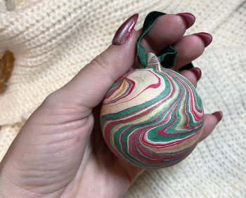 New Christmas bauble marbling with fluid art workshops at Vitreus Art