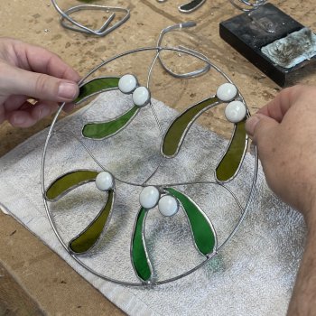 Make a beautiful stained glass Christmas wreath with Vitreus Art