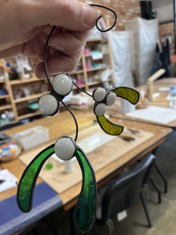 Make lovely seasonal glass decorations for Christmas with Vitreus Art